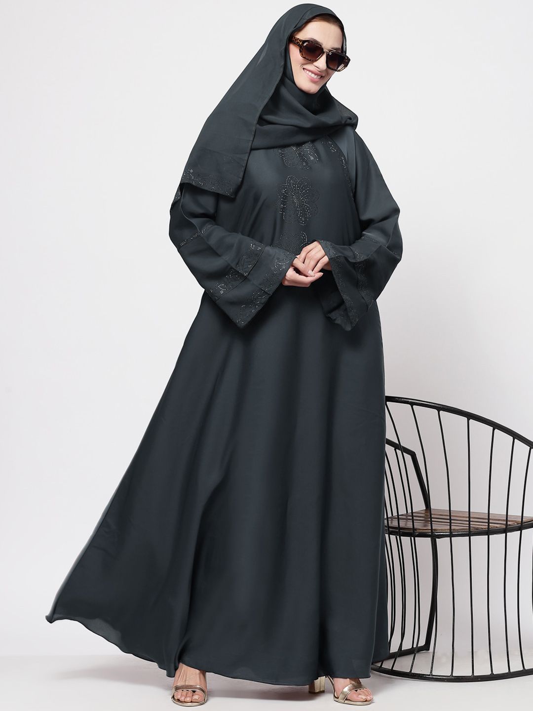 Klotthe wanita kelabu hiasi burqa dengan tudung