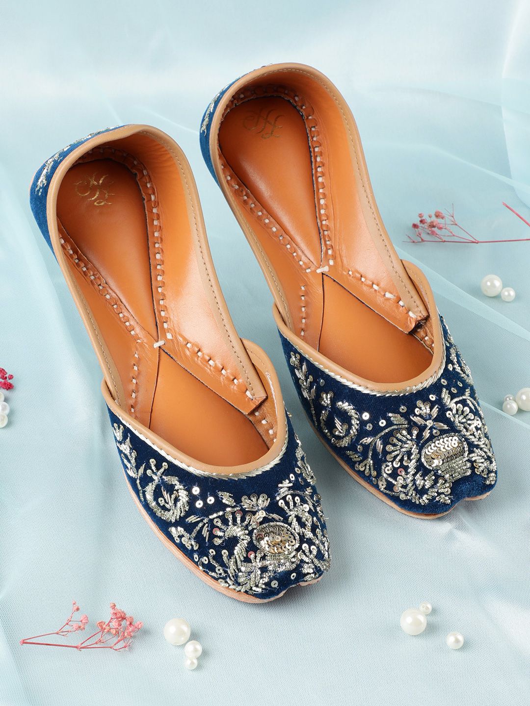 House of Pataudi Women Embellished Ethnic Mojaris Flats