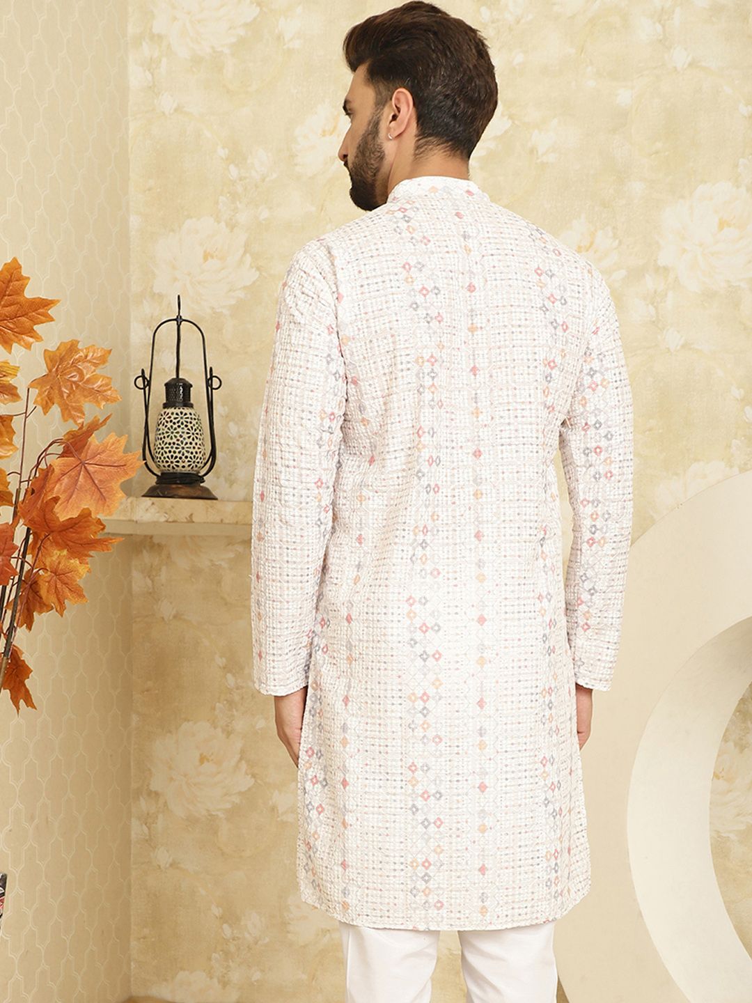 SOJANYA Men White Floral Embroidered Thread Work Kurta