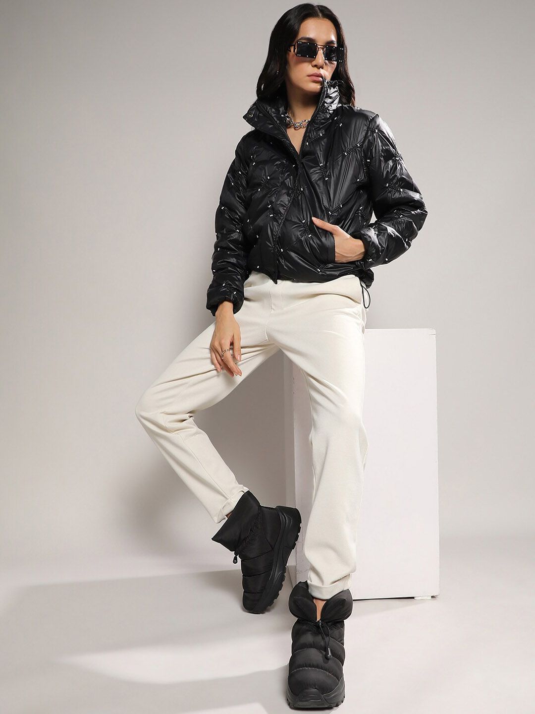 Kampus Sutra Hitam Hiasan Windcheater Puffer Jaket