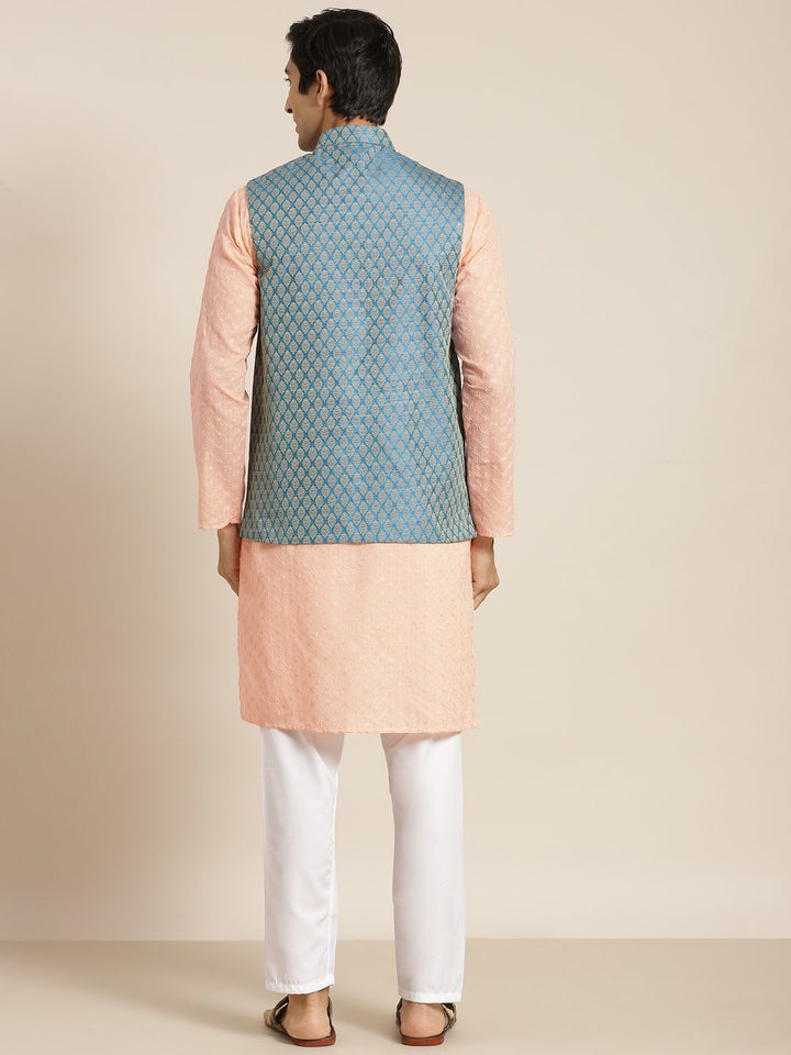 SOJANYA Lelaki Kurta Kapas Tulen Chikankari Warna Peach dengan Churidar & Nehrujacket