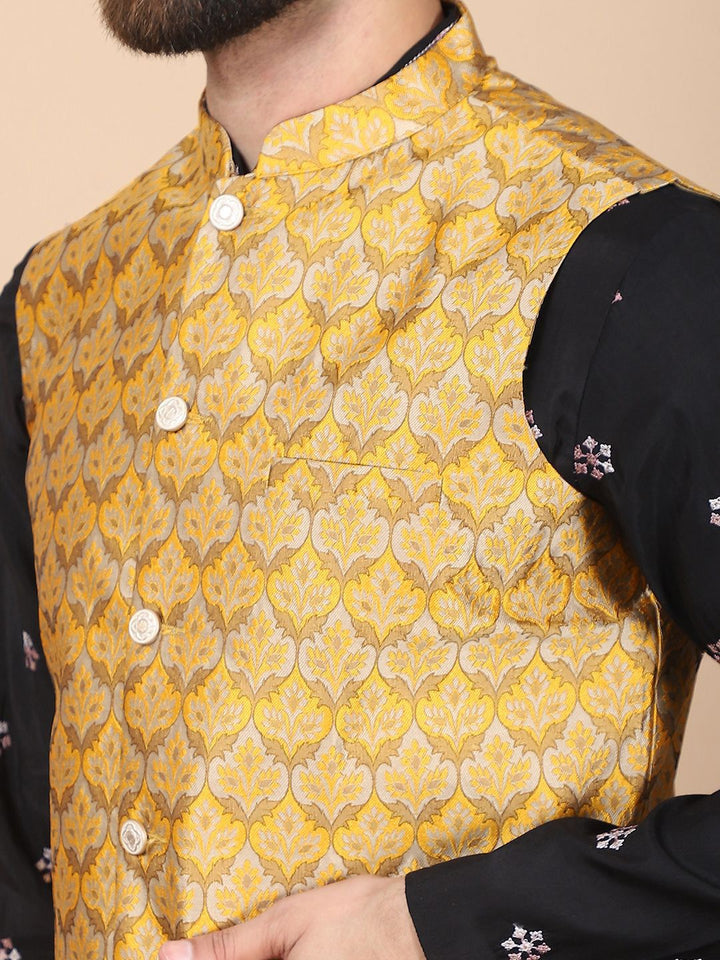 Kurta Sutera Kapas Bersulam Bunga Hitam Anouk dengan Jaket Churidar & Nehru