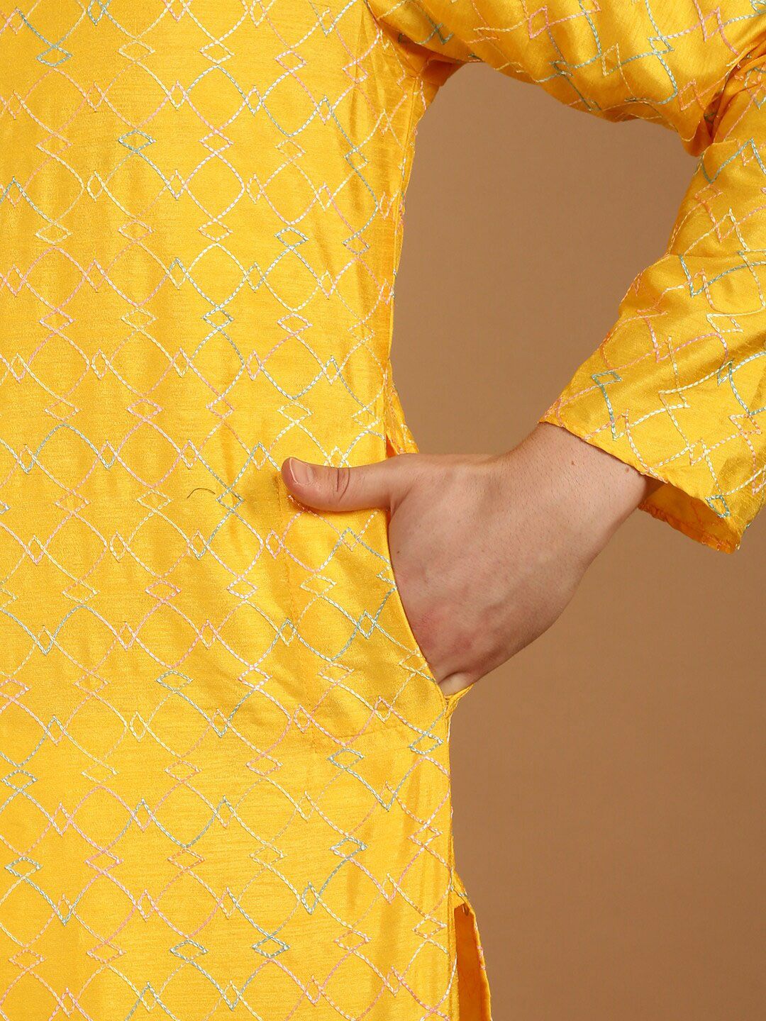 SOJANYA Kurta Kerja Benang Sulam Motif Etnik