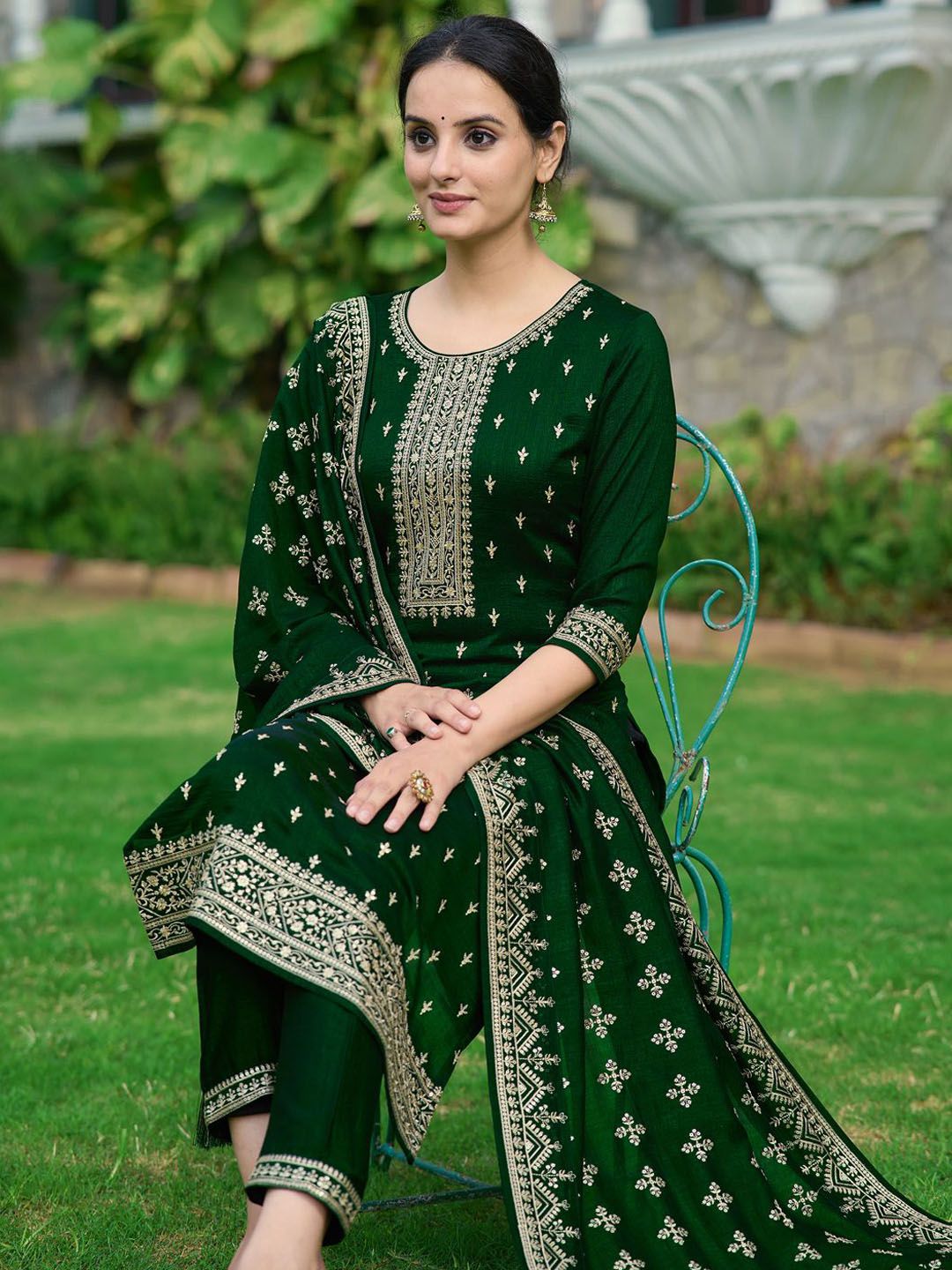 Motif etnik Kalini bersulam dengan kurta lurus dengan seluar & dupatta