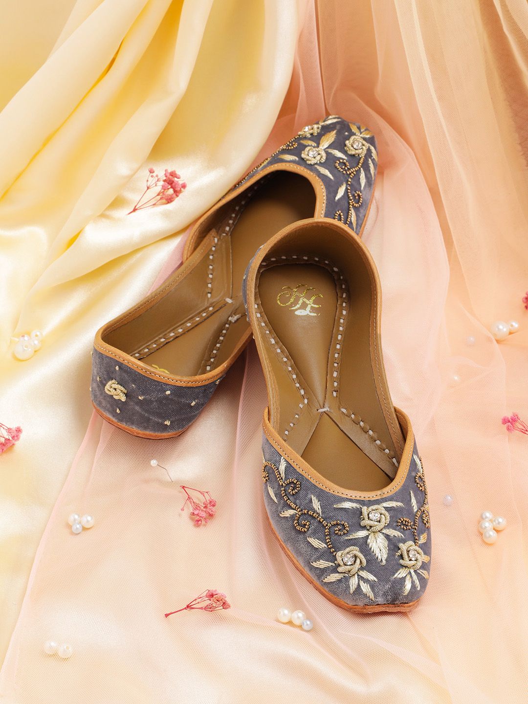House of Pataudi Women Floral Embroidered Mojaris