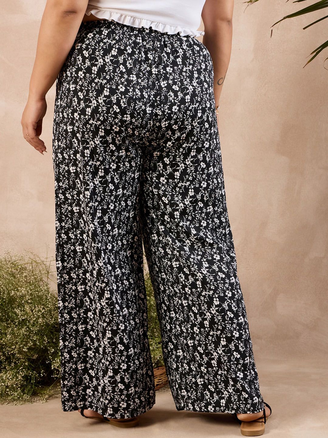 Berrylush Curve Women Black Floral Printed Relaxed High-Rise Parallel Trousers