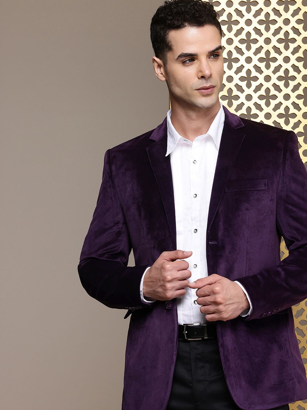 House of Pataudi Notched Lapel Single-Breasted Velvet Finish Jashn Party Blazer