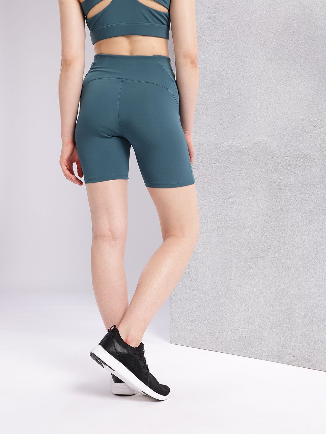 HRX by Hrithik Roshan Women Mid-Rise Above Knee Running Tights with Reflective Elements