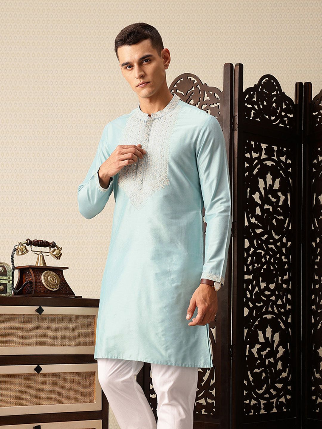 Rumah Motif Etnik Pataudi bersulam Jashn Kurta