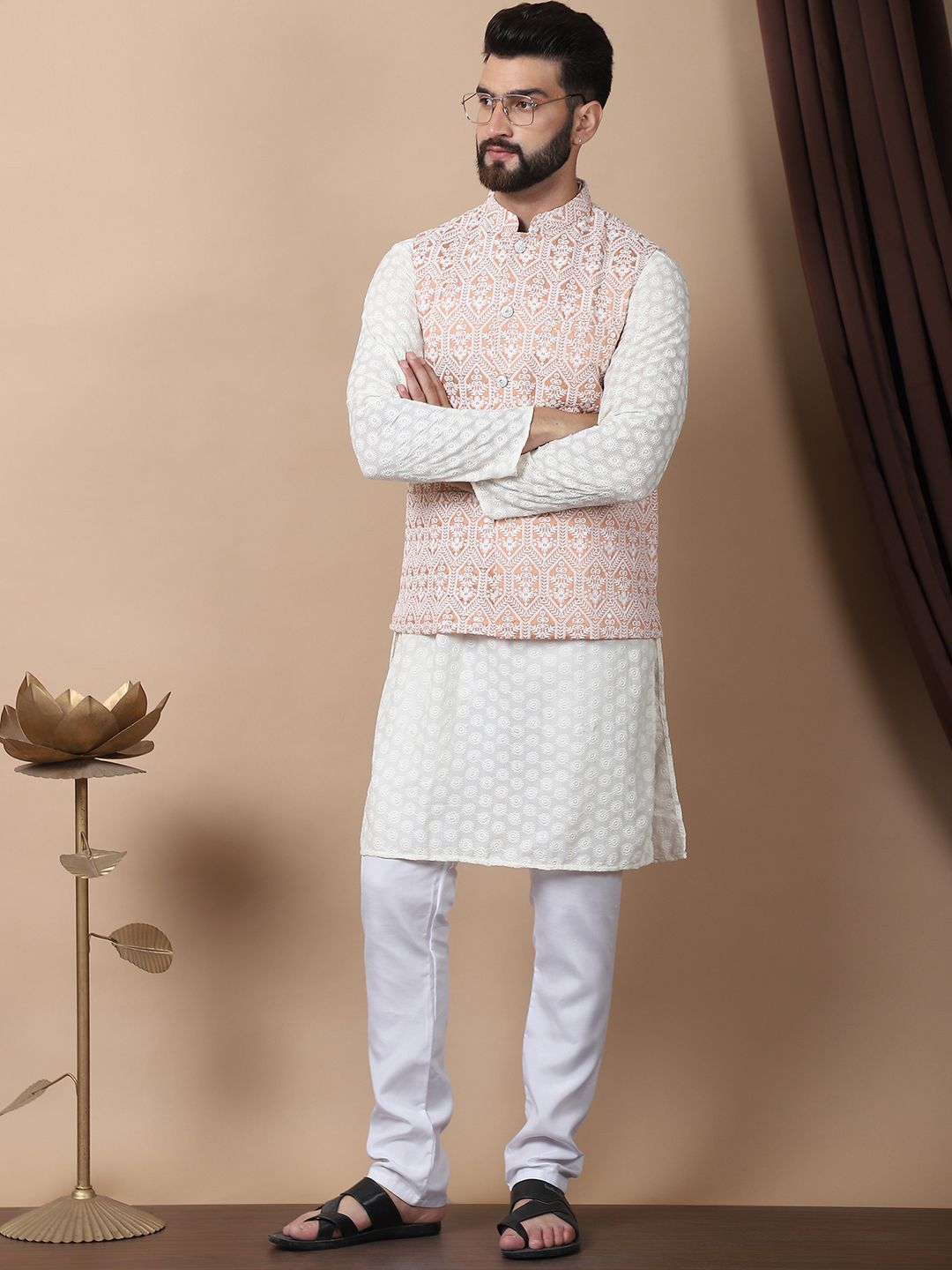 Kurta Kapas Tulen Bersulam Bunga Warna Krim Anouk dengan Jaket Churidar & Nehru