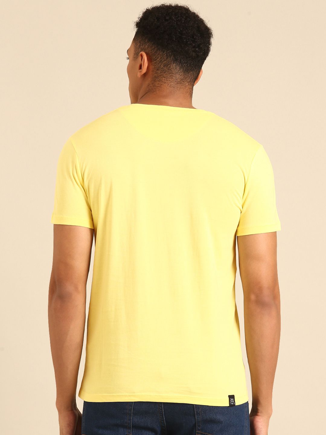 Menjadi T-shirt kapas V-neck manusia dengan cetakan yang minimum