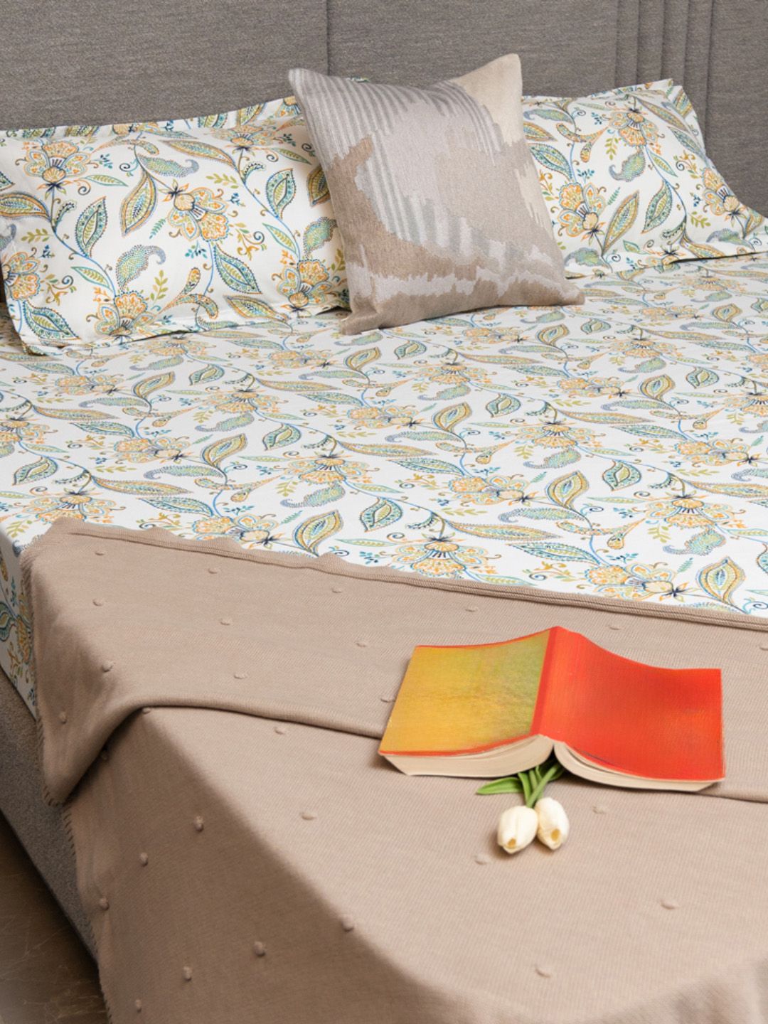 URBAN SPACE White Printed 200 TC Cotton Fitted Double King Bedsheet With 2 Pillow Covers