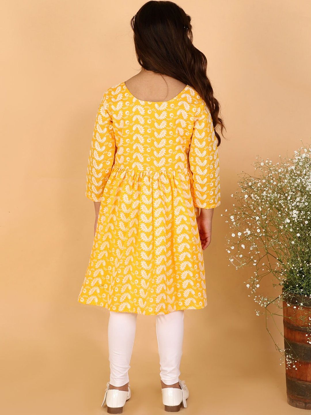 VASTRAMAY Girls Orange Chikankari Cotton Kurta & Leggings