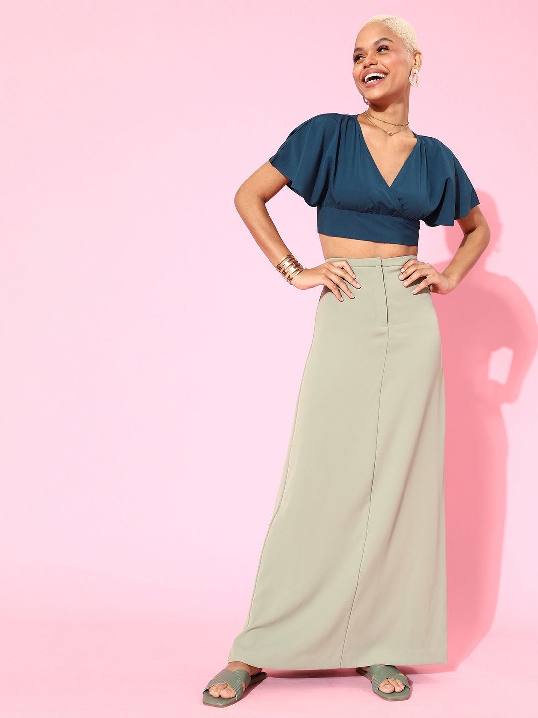 Berrylush Women Stunning Blue Solid Cropped Top