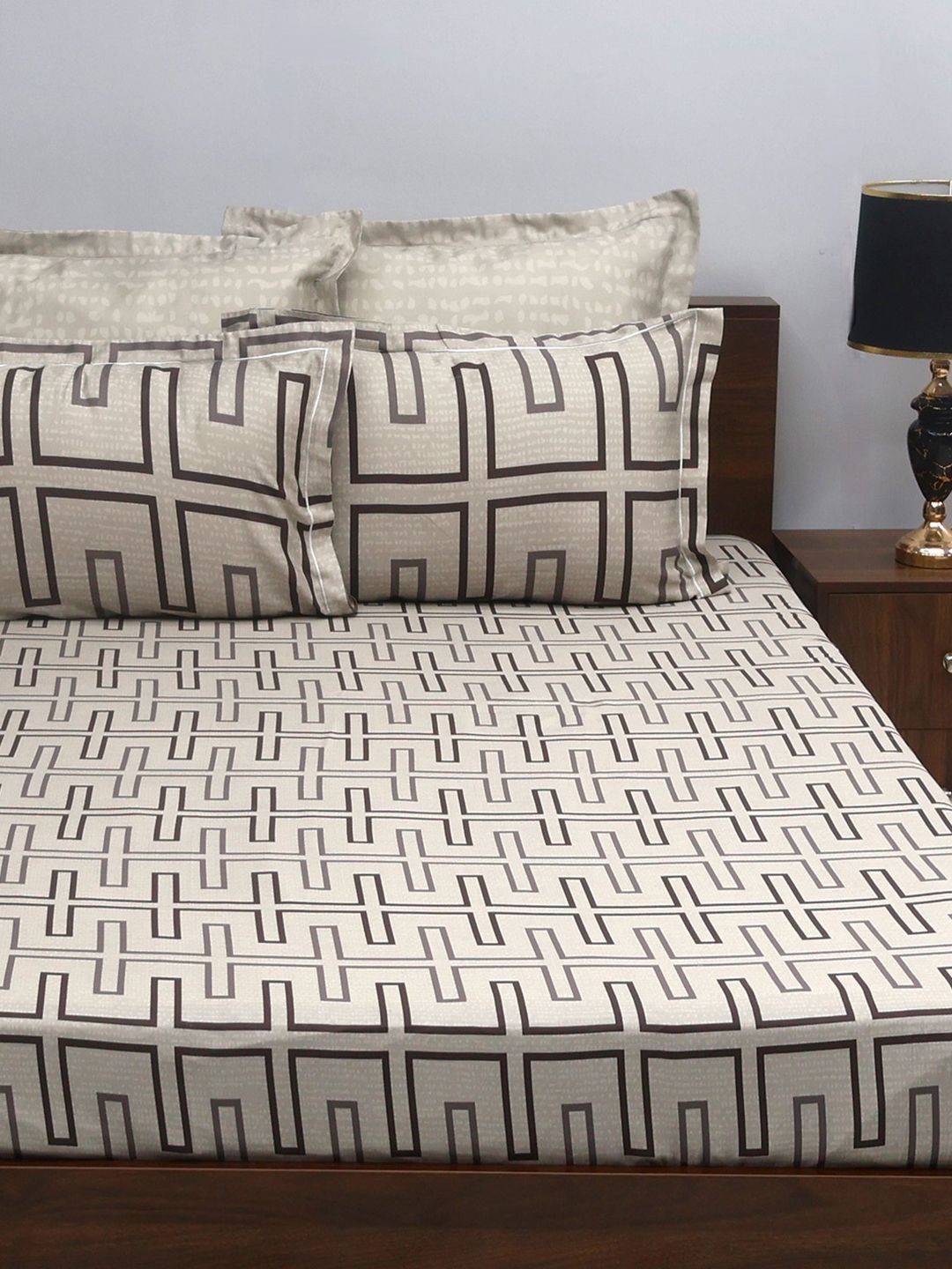 BOMBAY DYEING Reverie Grey Pure Cotton 300 TC King Bedsheet with 4 Pillow Covers