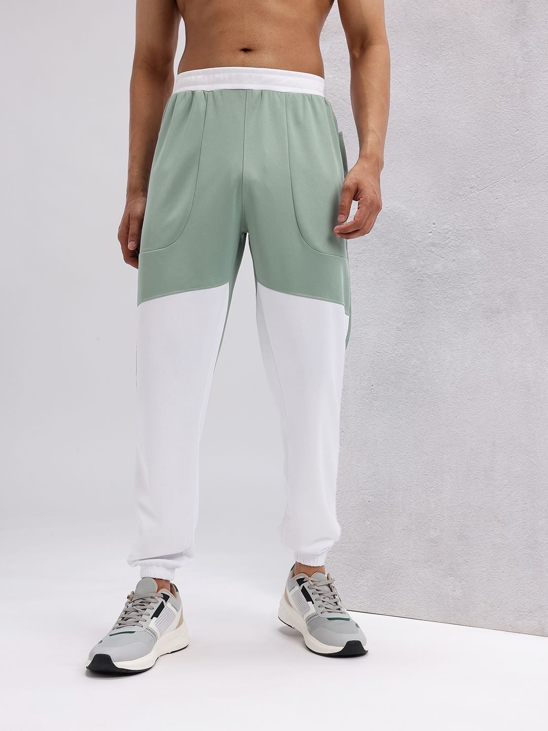 HRX by Hrithik Roshan Men Colourblocked Mid-Rise Rapid-Dry Running Joggers