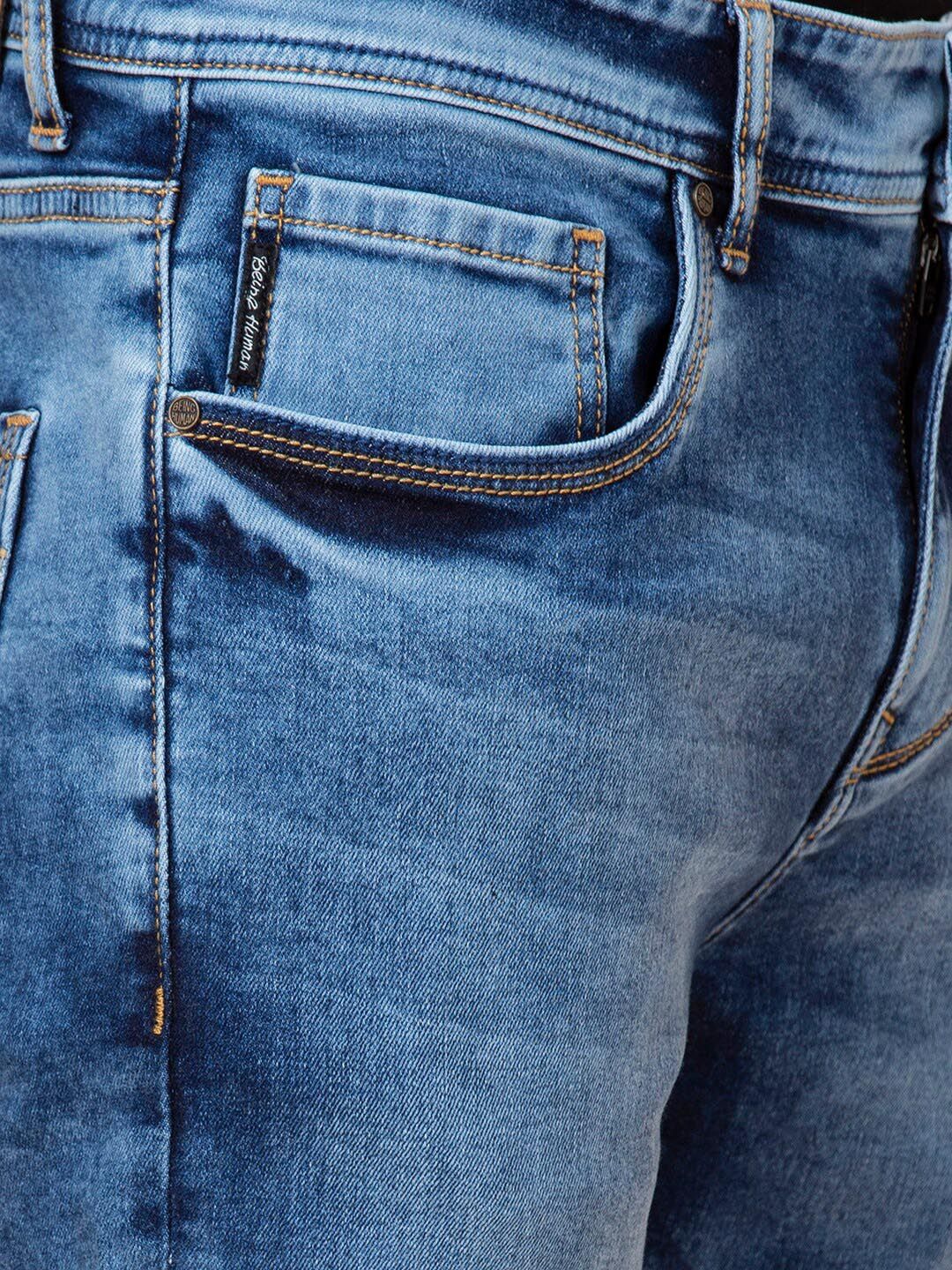 Menjadi lelaki manusia berat pudar kelihatan seluar jeans regangan