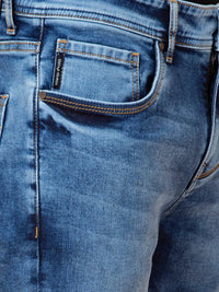 Menjadi lelaki manusia berat pudar kelihatan seluar jeans regangan