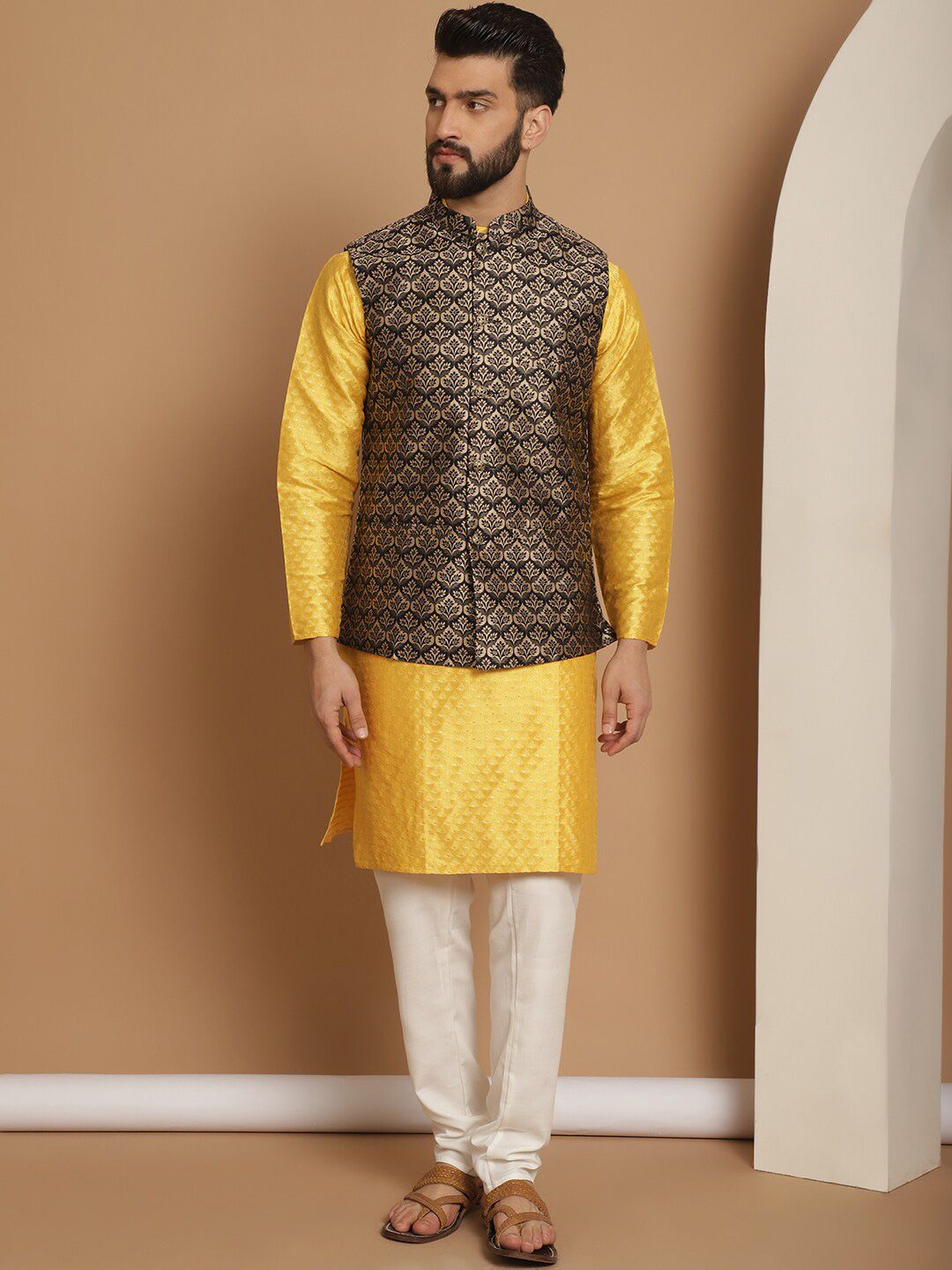 Motif Etnik Mustard Anouk Rekaan Tenunan Kurta Lurus Dengan Jaket Churidar & Nehru