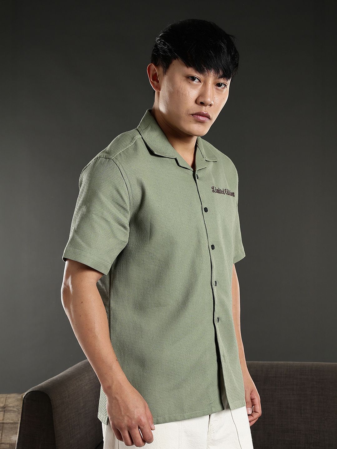 Baju Kasual Eszett Edisi Terhad Bersulam Cutaway Collar Kapas Bersaiz Besar