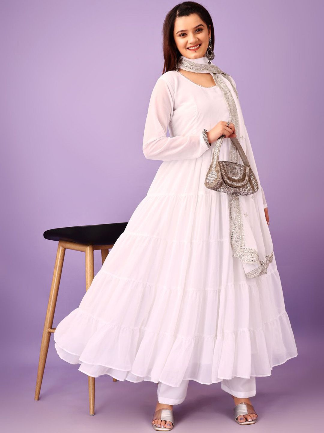Kalini Round Neck bertingkat Gotta Patti Anarakli Kurta dengan Seluar & Dupatta