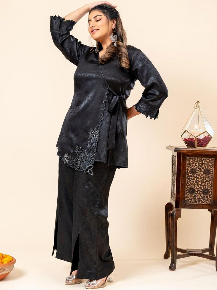 Mamicha Self-Designed V-Neck Kurta Set