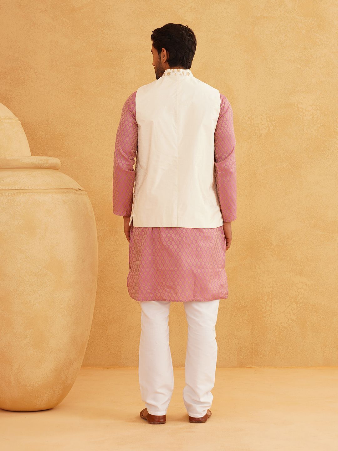 SOJANYA Motif Etnik Rekaan Tenun Kurta Kolar Mandarin Dengan Jaket Churidar Dan Nehru