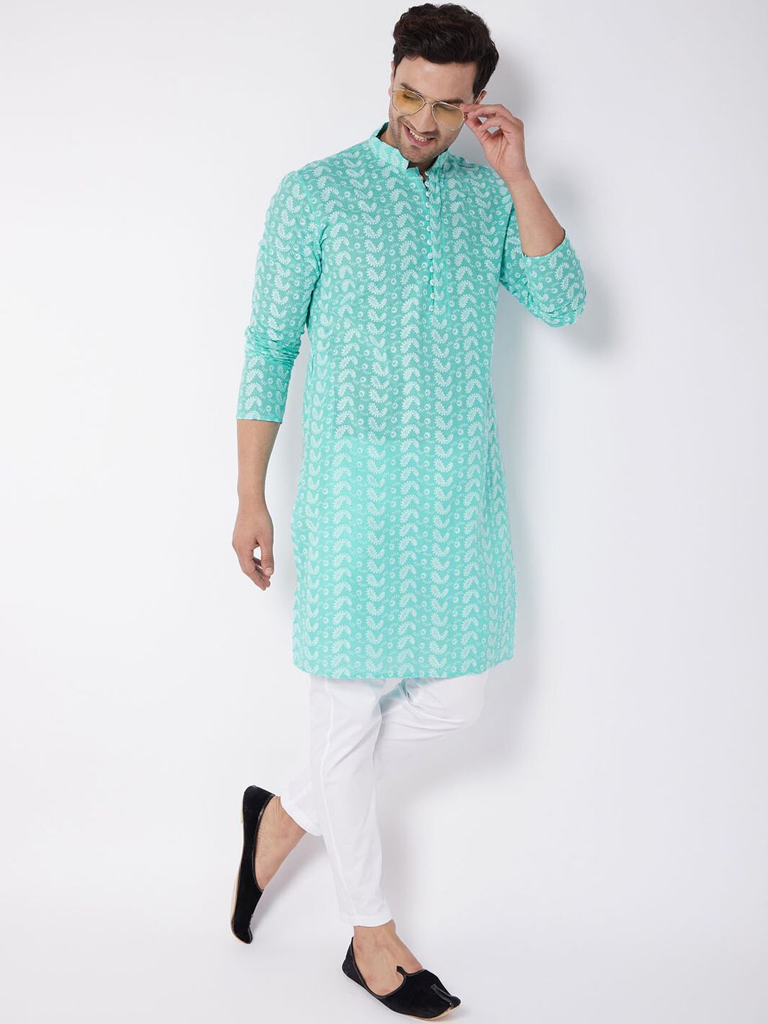 VASTRAMAY Men Green Embroidered Chikankari Pure Cotton Kurta with Churidar