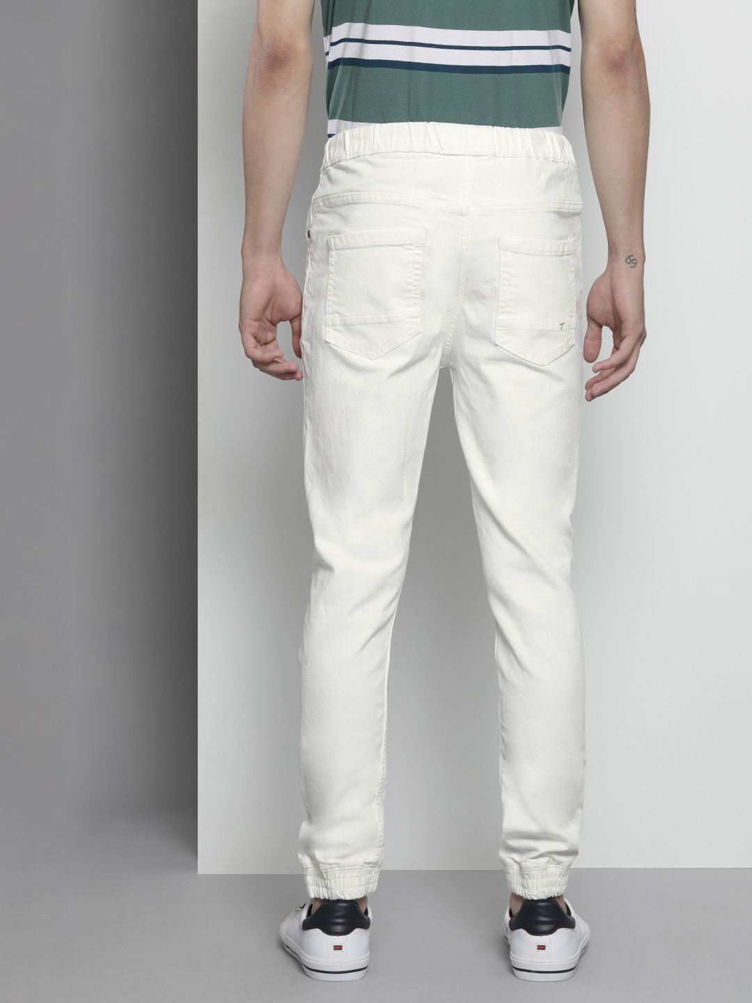 The Indian Garage Co Men White Slash Knee Printed Stretchable Jeans