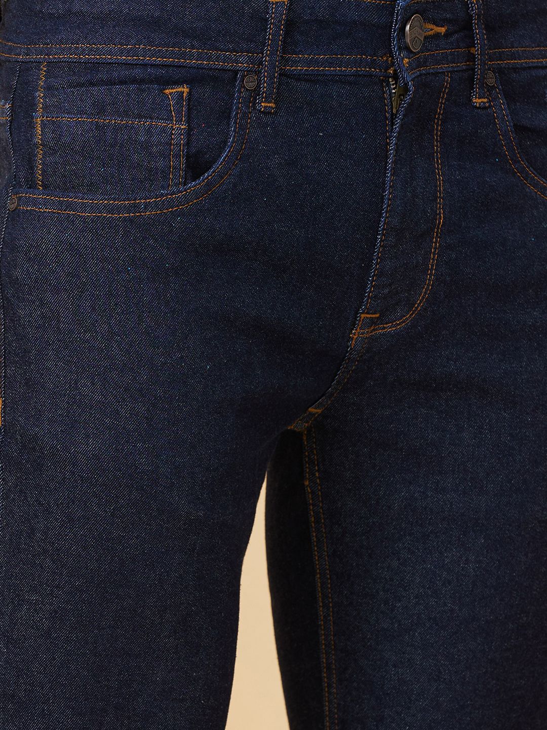 Menjadi lelaki manusia kurus jeans yang kurus