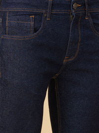 Menjadi lelaki manusia kurus jeans yang kurus