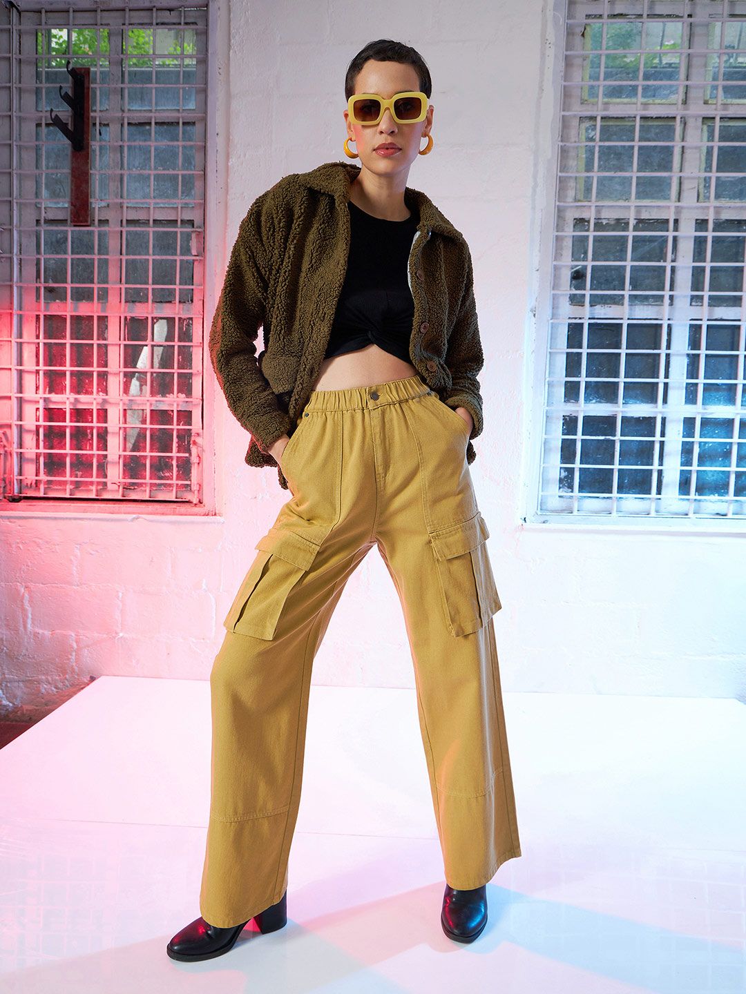 SASSAFRAS Women Black Solid Cropped Twisted Knot Top