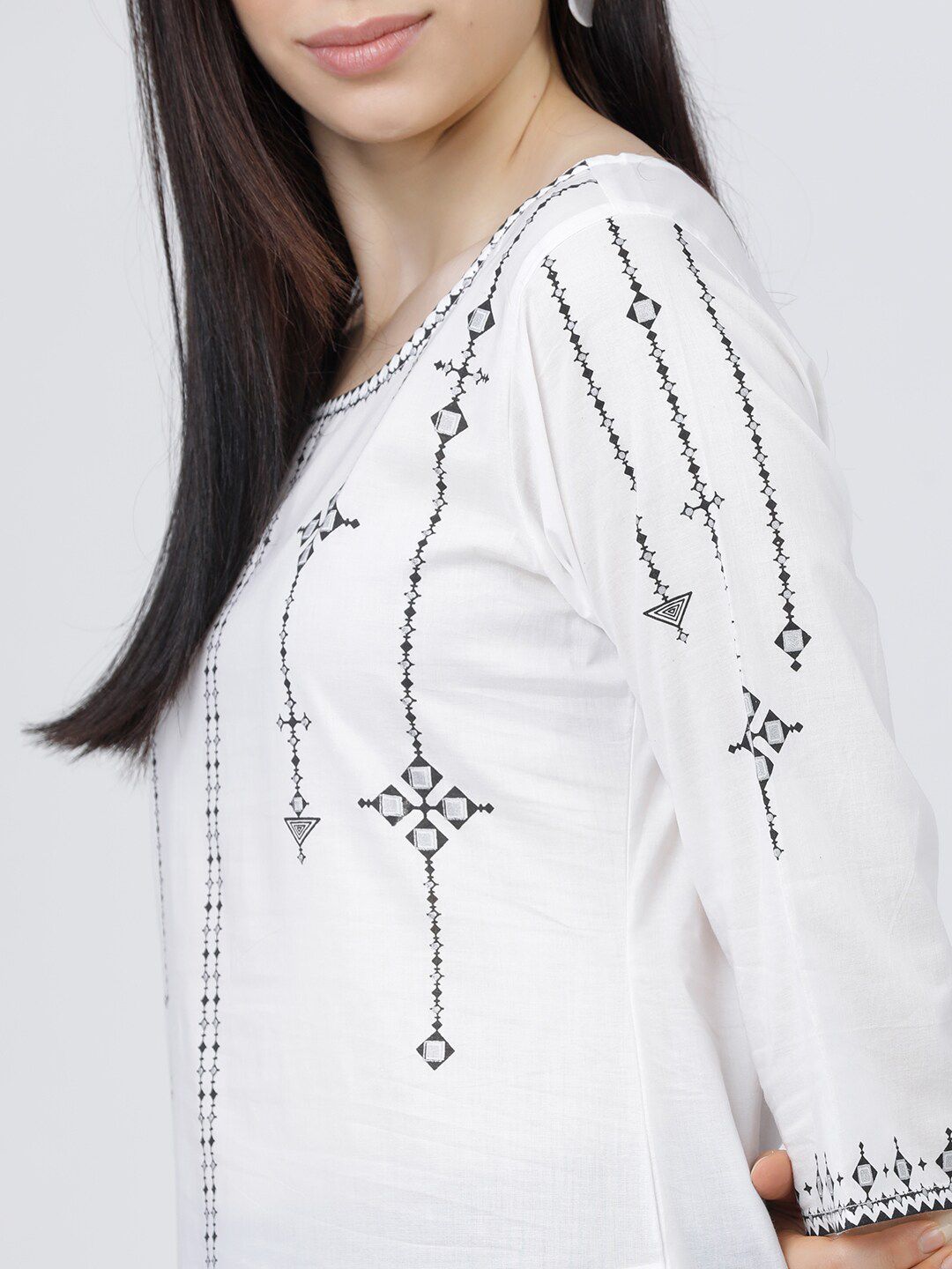 Vishudh Women Off White & Black Geometric Yoke Design Thread Work White Romance Kurta