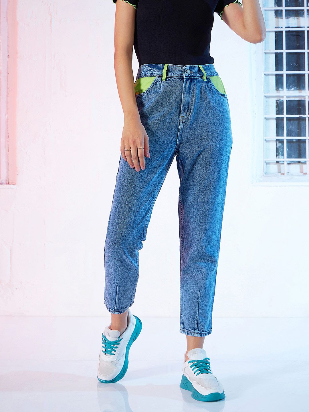 SASSAFRAS Women Blue Regular Fit Mid-Rise Pleated Clean Look Slouchy Jeans