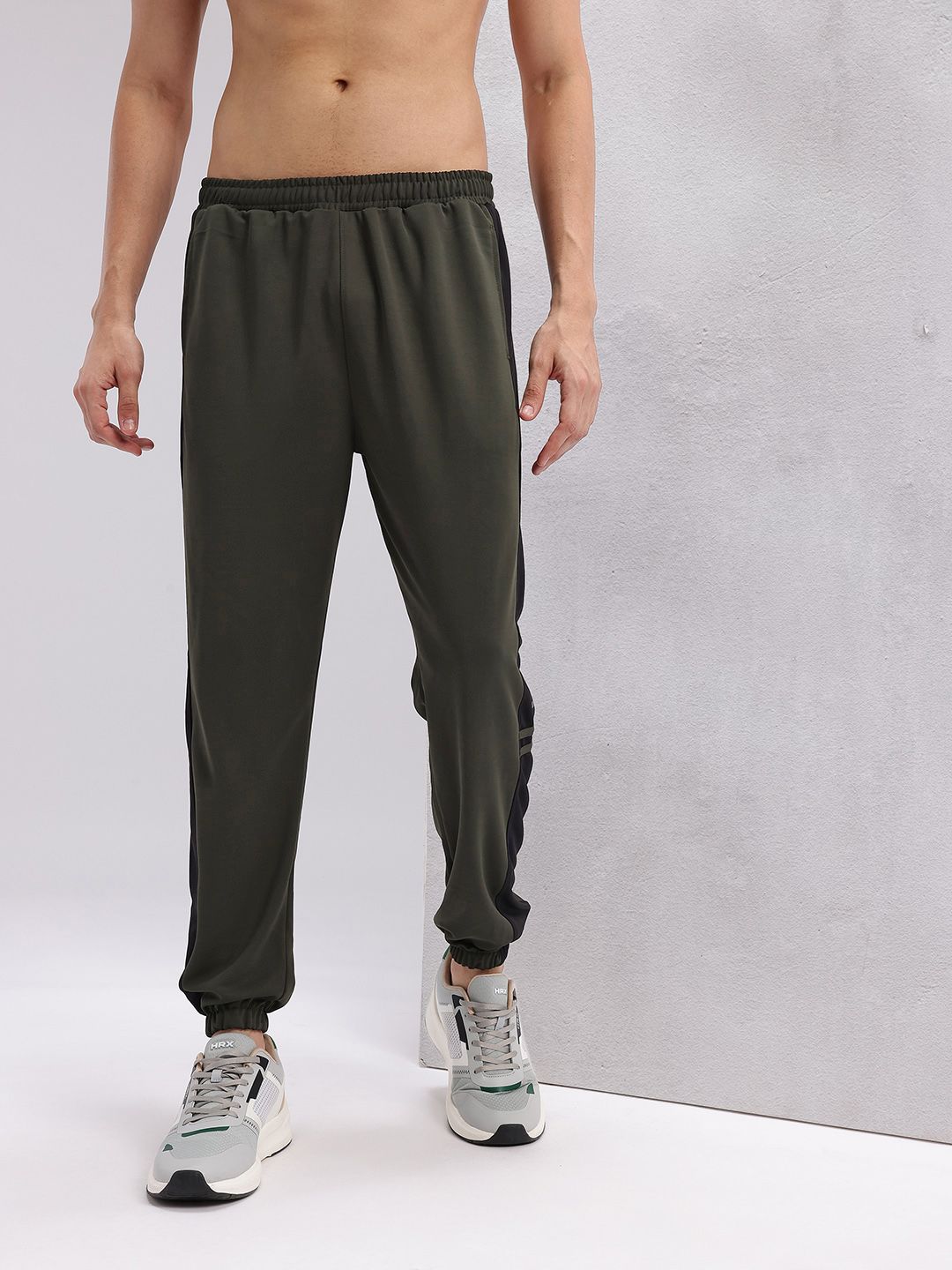 HRX by Hrithik Roshan Men Mid-Rise Rapid-Dry Training Joggers with Contrast Stitch