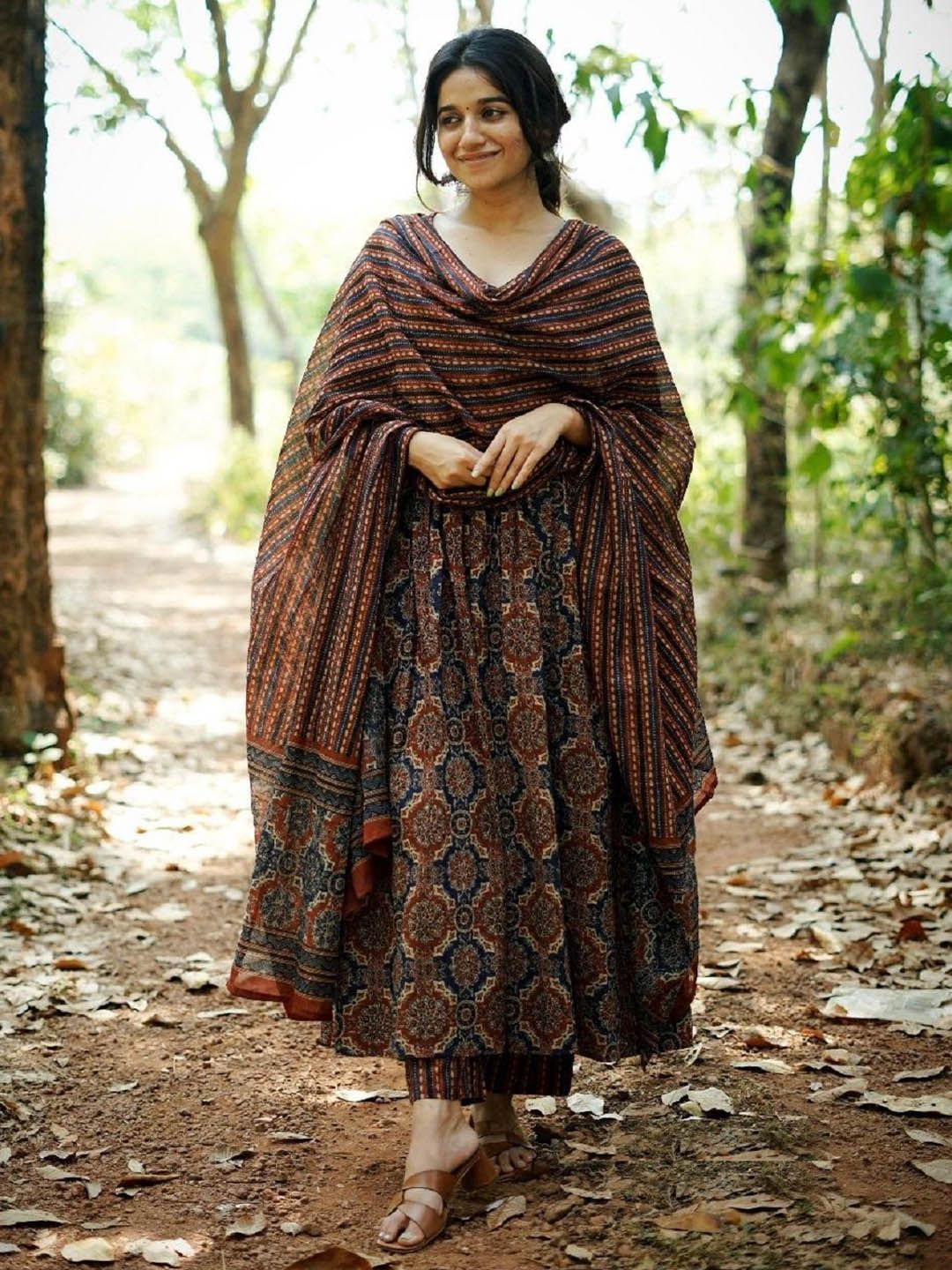 Kalini Motif Etnik Bercetak Kerja Anarkali kurta dengan seluar & dupatta
