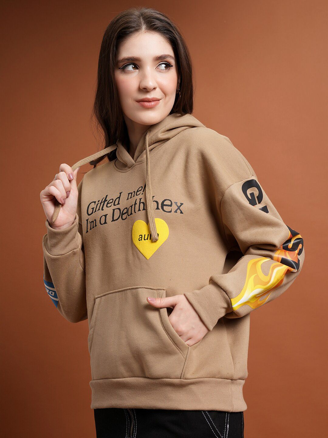 Tokyo Talkies Coklat &amp; Hitam Tipografi Bercetak Baju Pullover Bertudung
