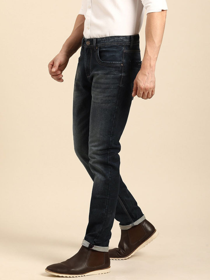 Menjadi lelaki manusia kurus sesuai dengan seluar jeans yang boleh diperbaharui