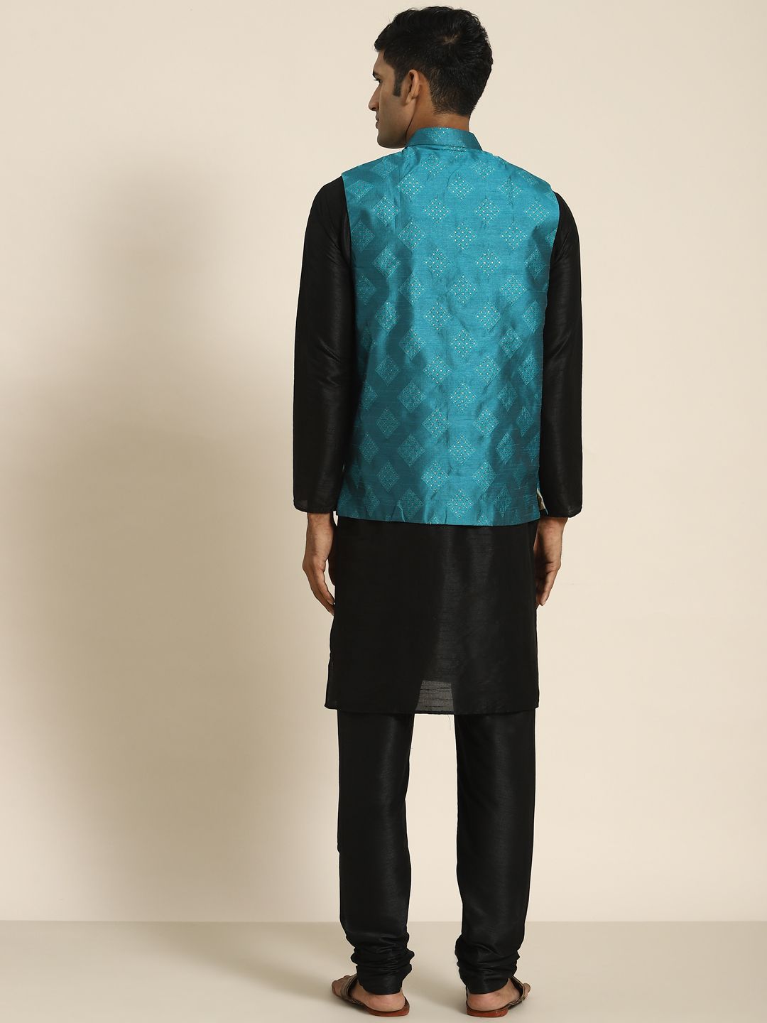 SOJANYA Men Black Kurta with Churidar