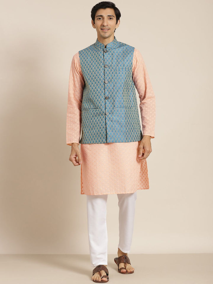 SOJANYA Lelaki Kurta Kapas Tulen Chikankari Warna Peach dengan Churidar & Nehrujacket