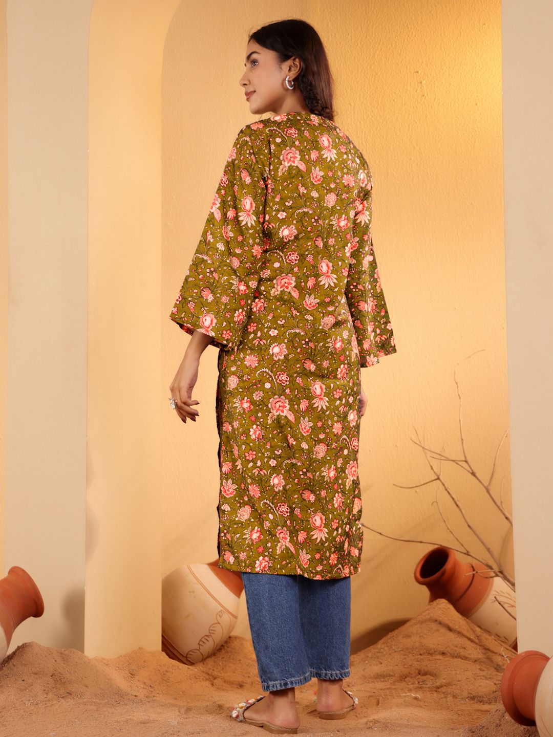 Varanga Floral Printed Mandarin Collar Flared Sleeves Straight Kurta
