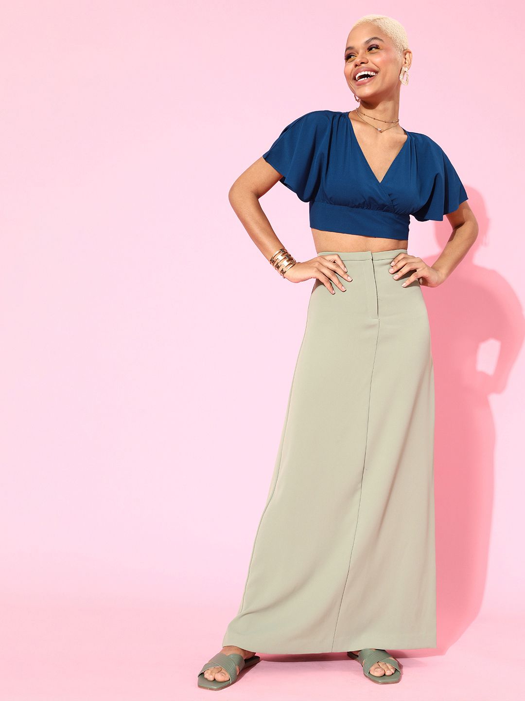 Berrylush Women Stunning Blue Solid Cropped Top