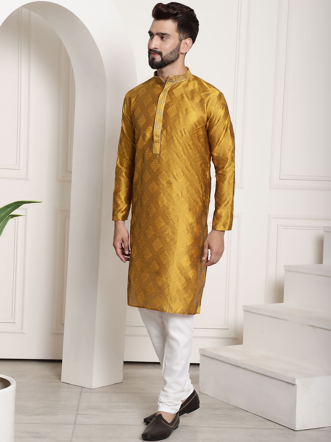 SOJANYA Kurta Sutera Jacquard Rekaan Tenun Geometrik Dengan Churidar