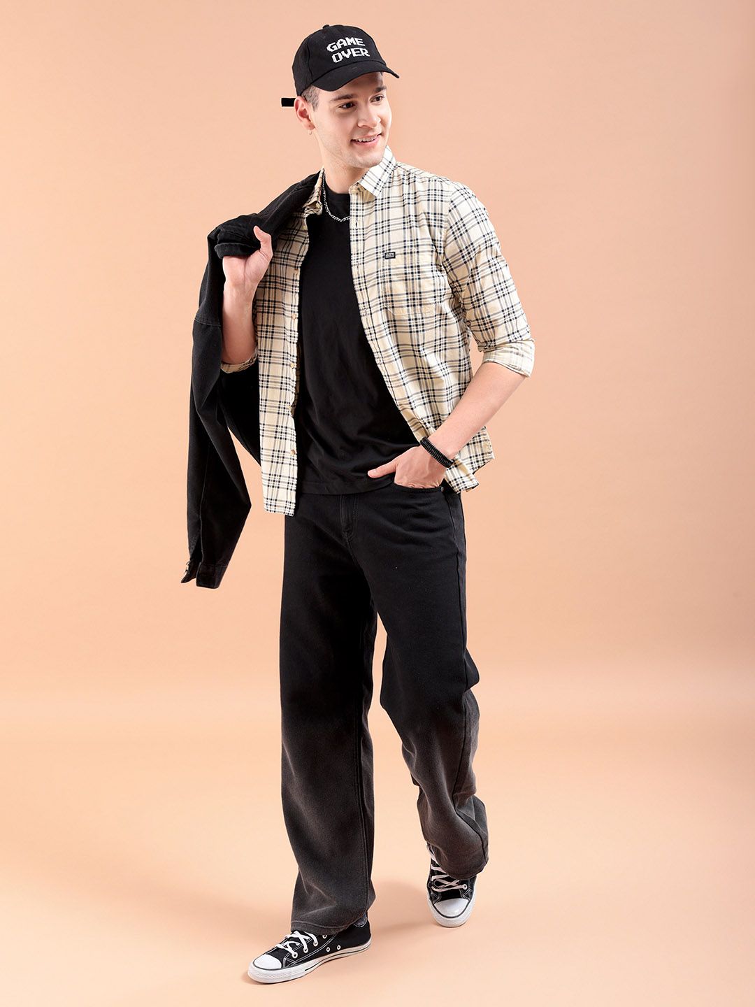 The Indian Garage Co Men Cream-Coloured & Black Slim Fit Checked Casual Shirt