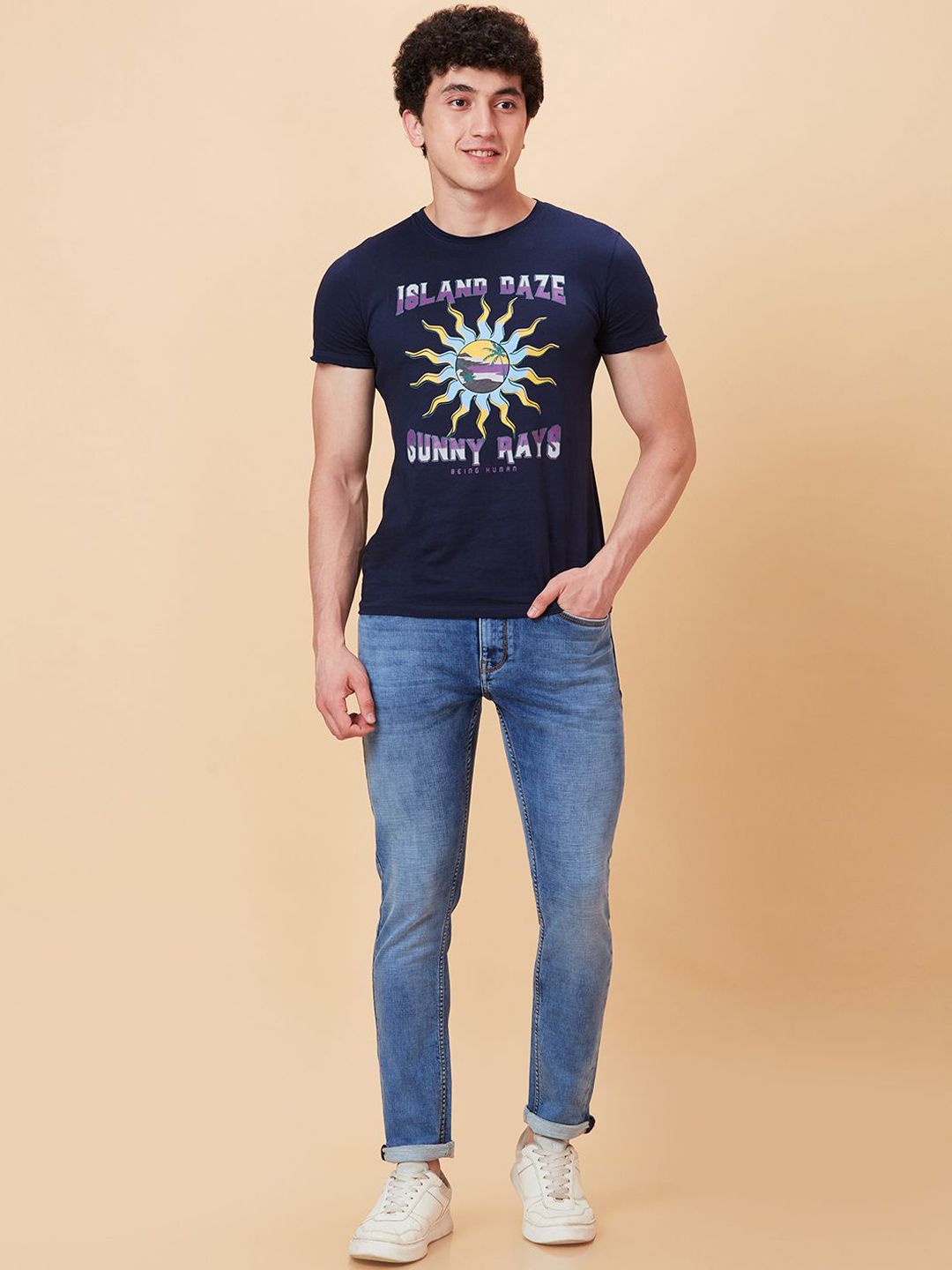 Menjadi lelaki manusia langsing sesuai dengan seluar jeans berat
