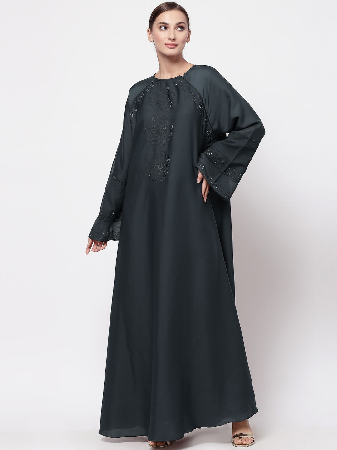 Klotthe wanita kelabu hiasi burqa dengan tudung