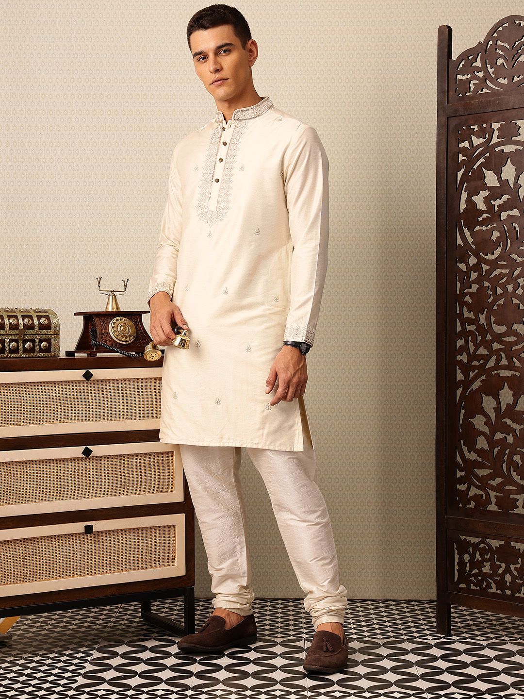 House of Pataudi Floral Yoke Design Mandarin Collar Sequinned Jashn Kurta