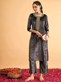 Shae by SASSAFRAS Embroidered Yoke Design Round Neck Velvet Kurta