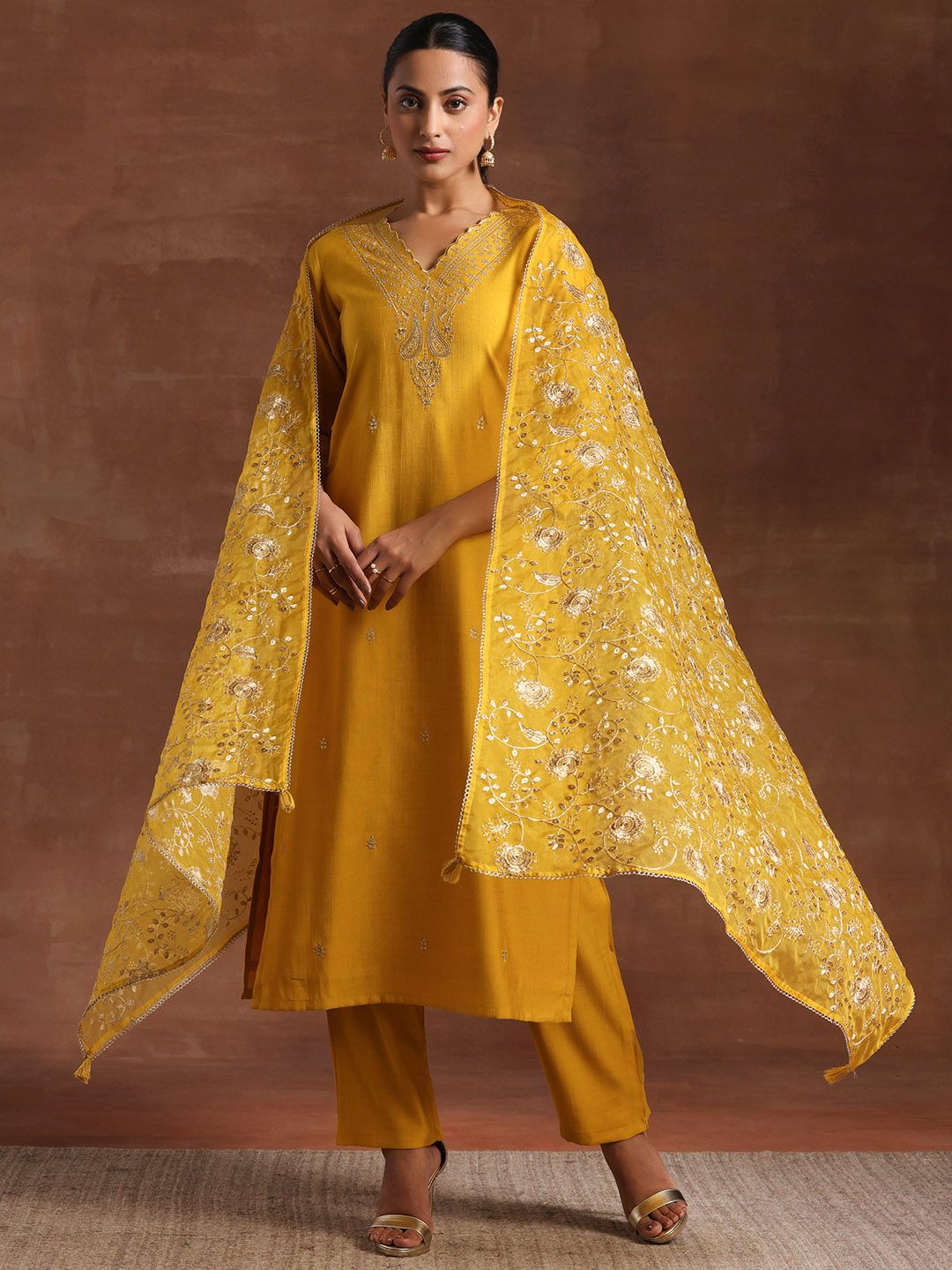 Libas Ethnic Motifs Embroidered V-Neck Three-Quarter Sleeves Kurta Set