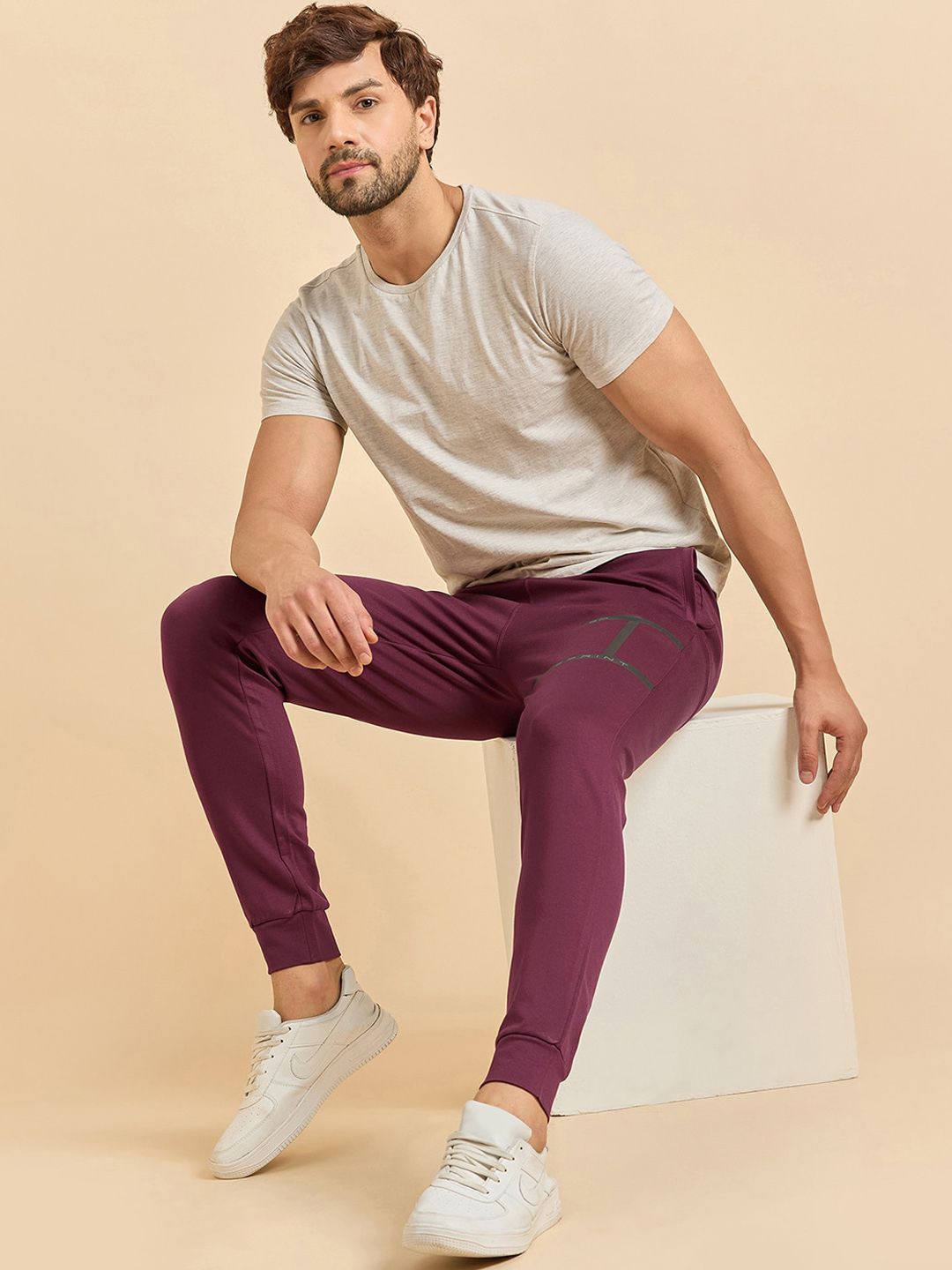 Impian manis lelaki pertengahan joggers